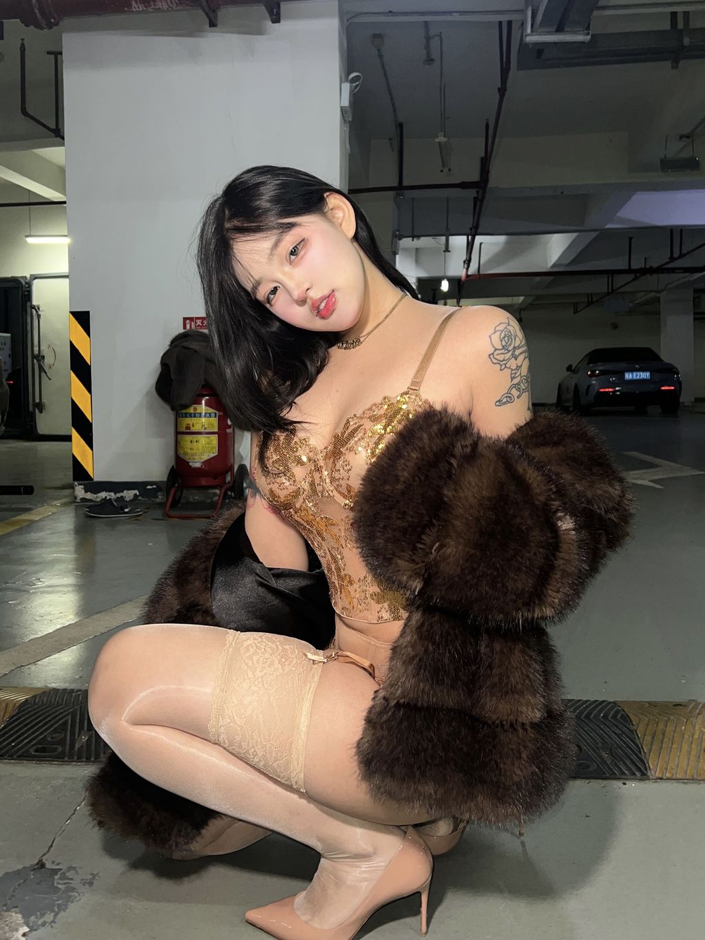 小u优优子: 貂皮大衣 (50 photos) 6 小u优优子: 貂皮大衣 (50 photos) 6