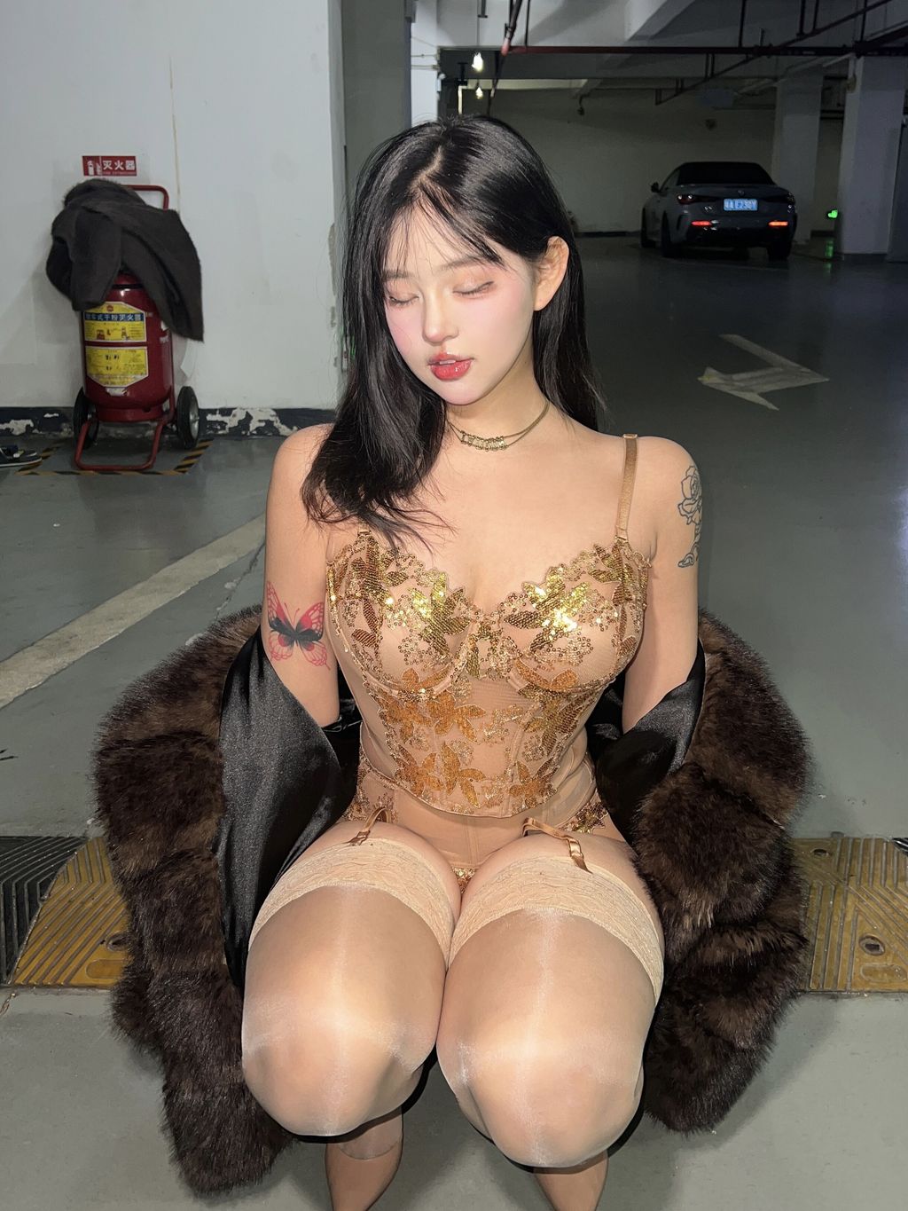 小u优优子: 貂皮大衣 (50 photos) 9 小u优优子: 貂皮大衣 (50 photos) 9