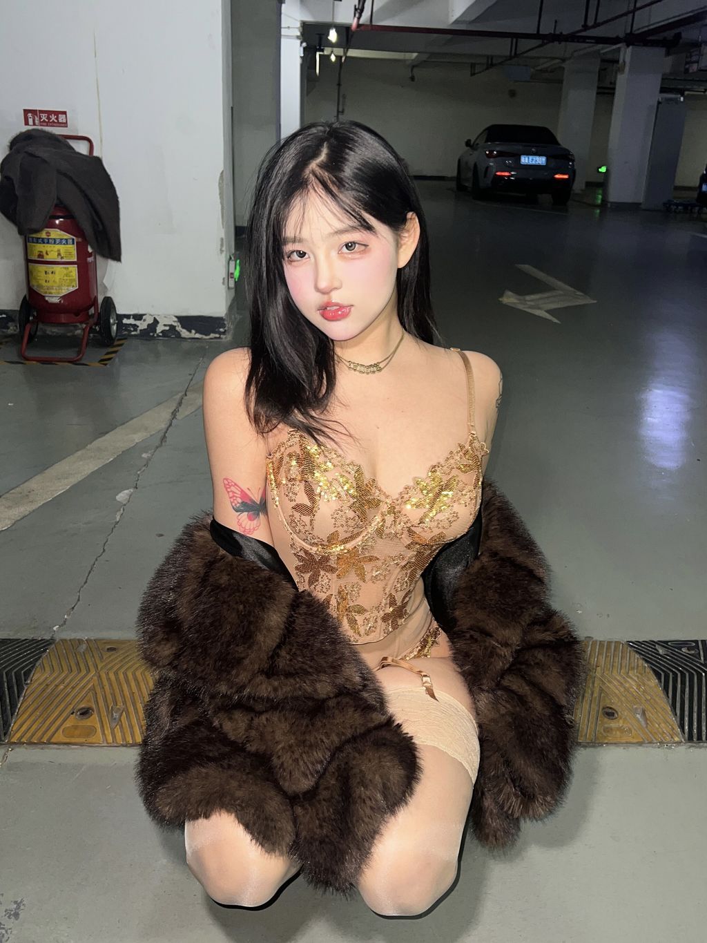小u优优子: 貂皮大衣 (50 photos) 10 小u优优子: 貂皮大衣 (50 photos) 10