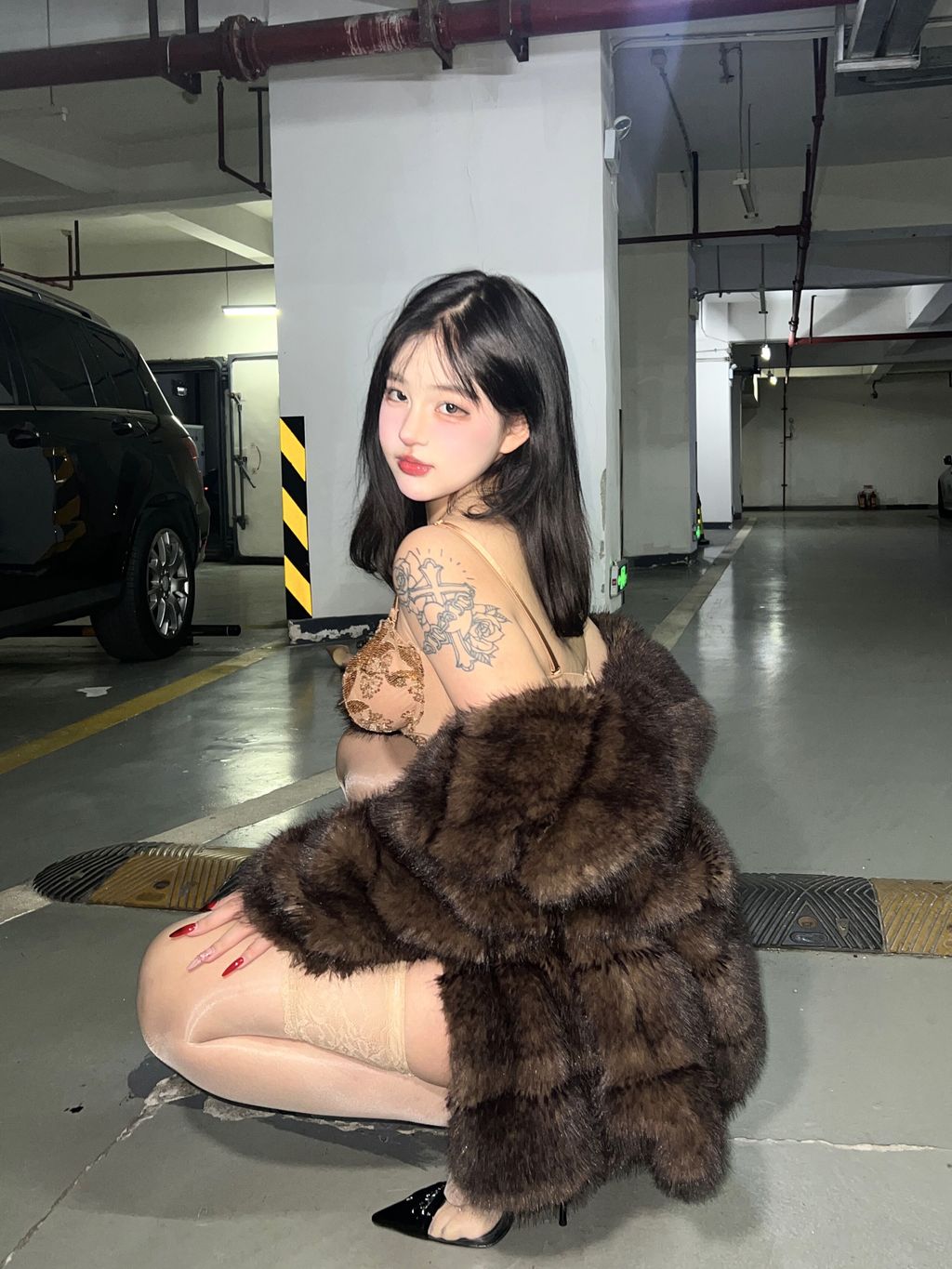 小u优优子: 貂皮大衣 (50 photos)