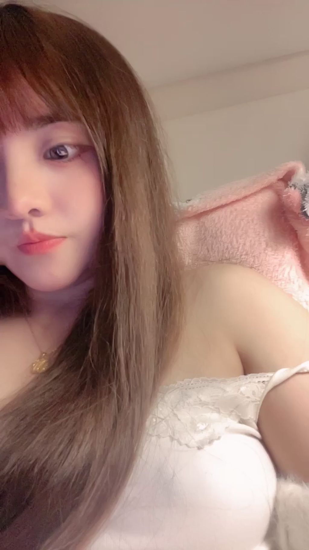 兮兮超乖: 校花下海 首次大秀 (24 photos + 4 videos)