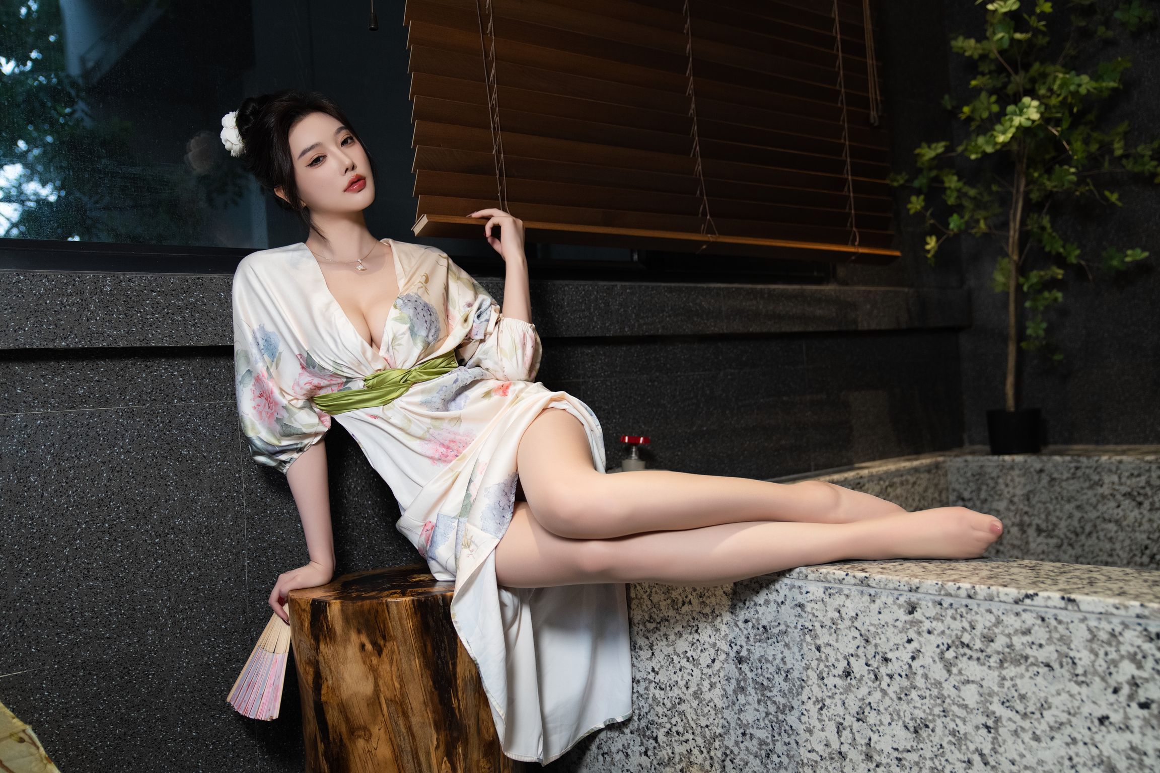 [内购无水印] Yang Chen Chen (杨晨晨Yome): 秀人网模特 红色情趣 (110 photos)