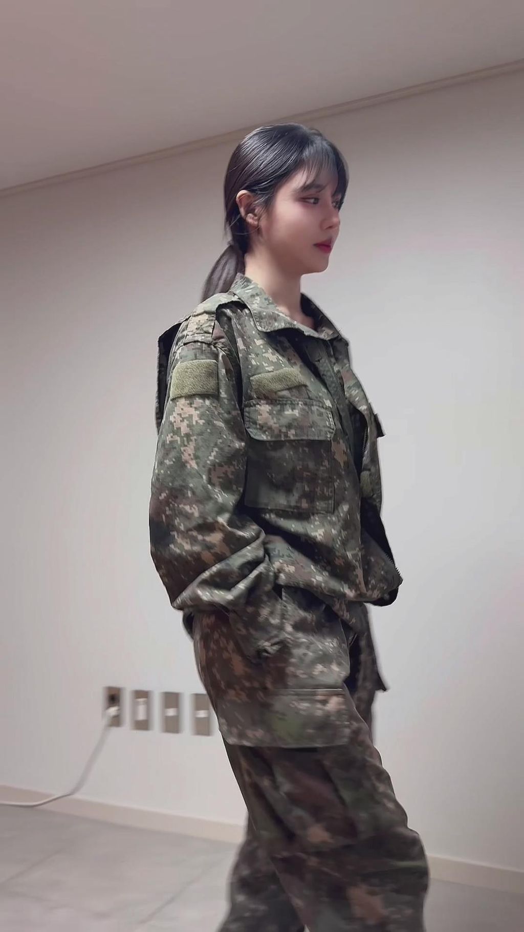 서안 ♥ 올노 – 생리 중 여군 (38 photos + 2 videos)