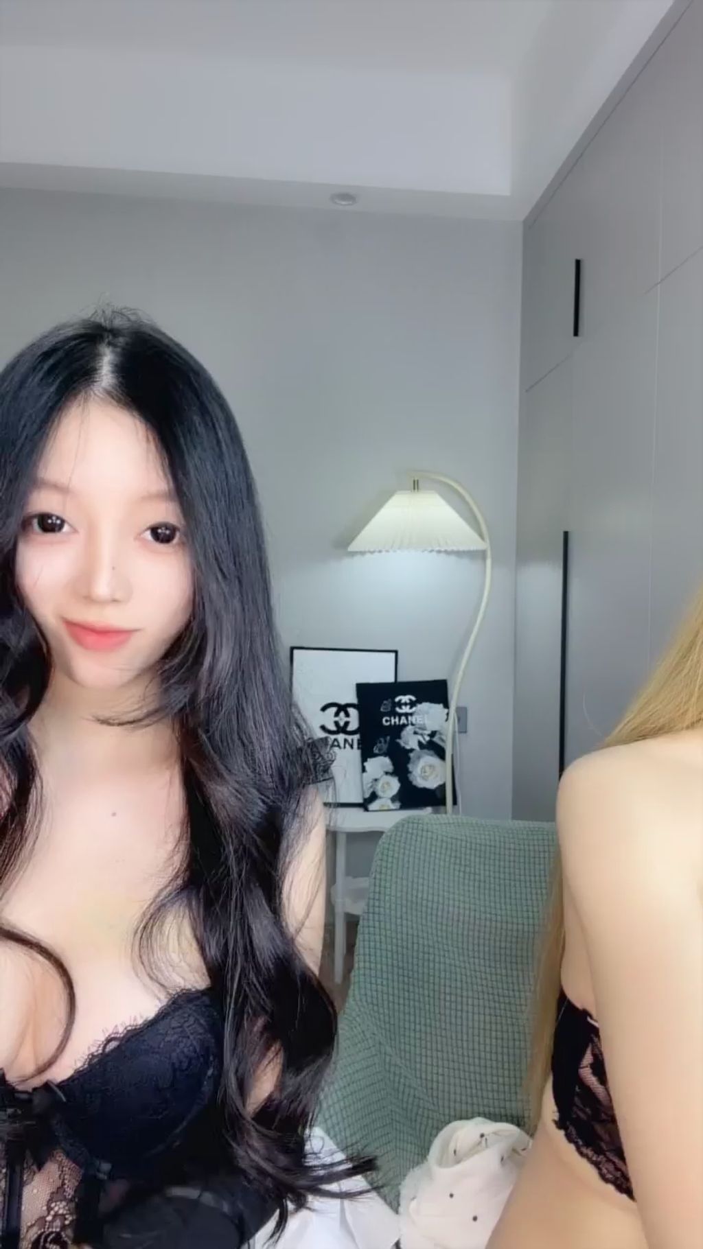 夏安abby: 极品姐妹花下海 高跟长腿 (27 photos + 5 videos)
