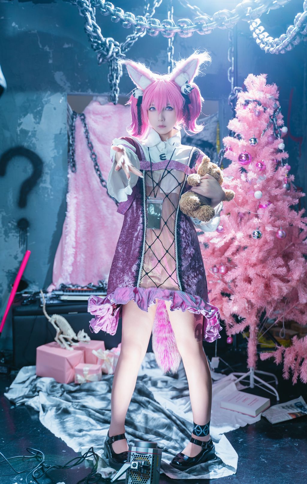 Coser@小和甜酒: 明日方舟-巫恋 (44 photos + 1 video)