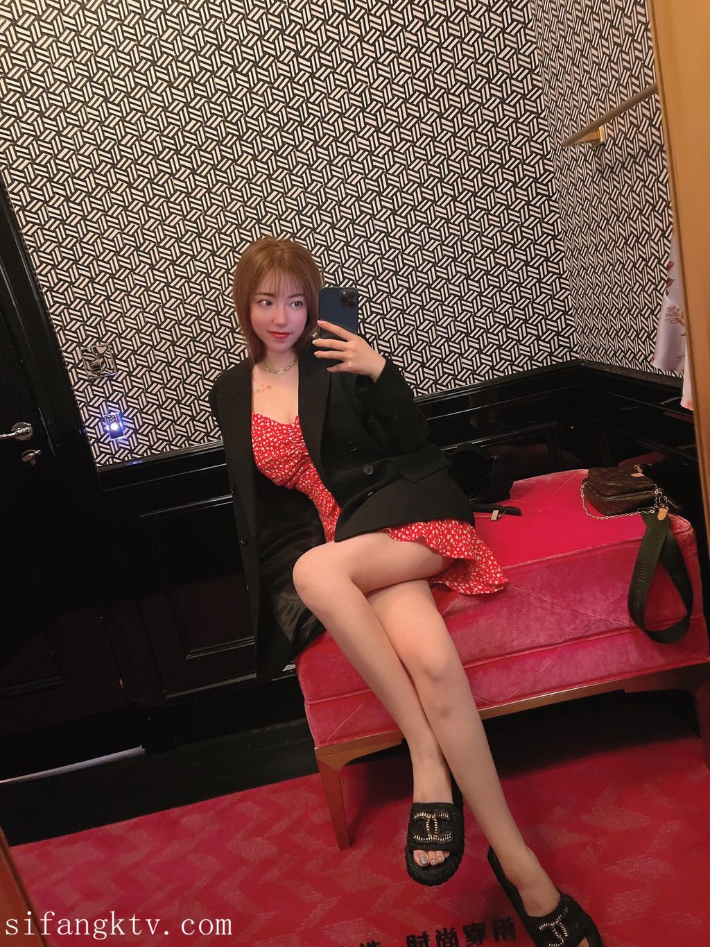酒月: 极品巨乳 人前露出私拍 (708 photos + 29 videos)