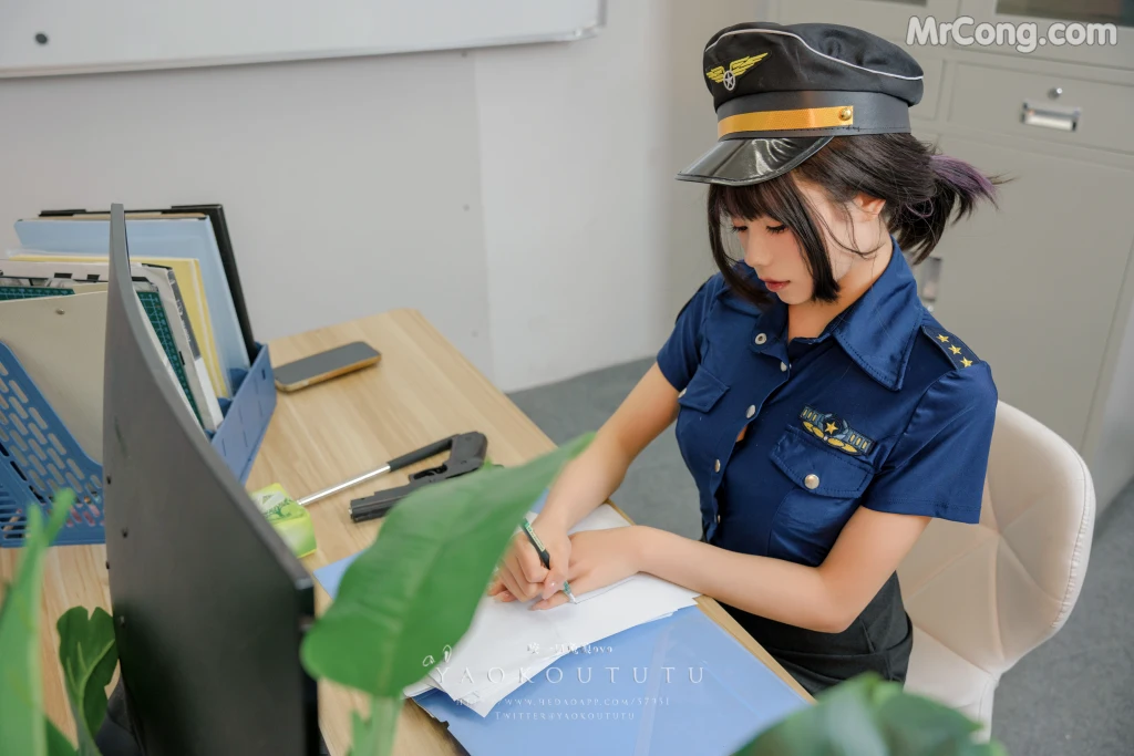 Coser@黏黏团子兔:『乌龙女警』& Good-night Kiss (73 photos )
