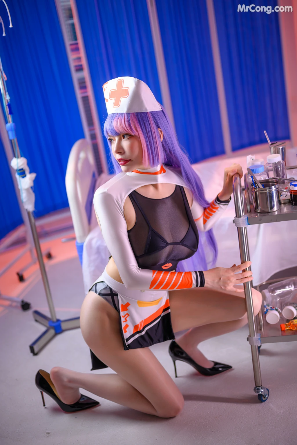 Coser@Xia Xiao Qiu Qiu Qiu (夏小秋秋秋) No.076: 专属护士 (68 photos )