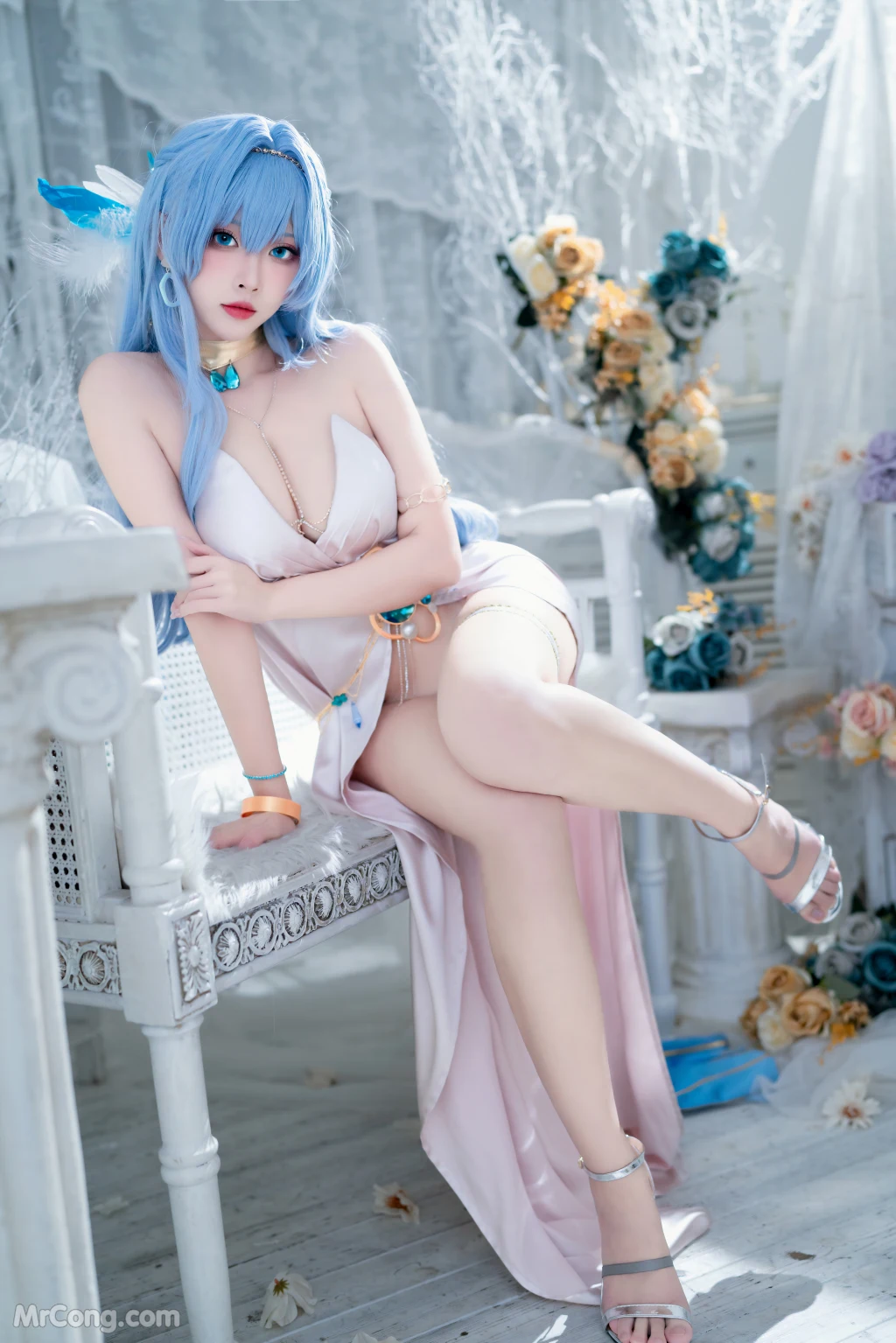Coser@宮本桜: Nikke胜利女神 海伦娜礼服 (19 photos)