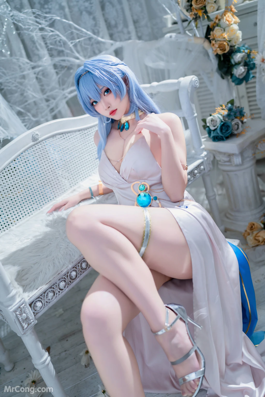 Coser@宮本桜: Nikke胜利女神 海伦娜礼服 (19 photos)