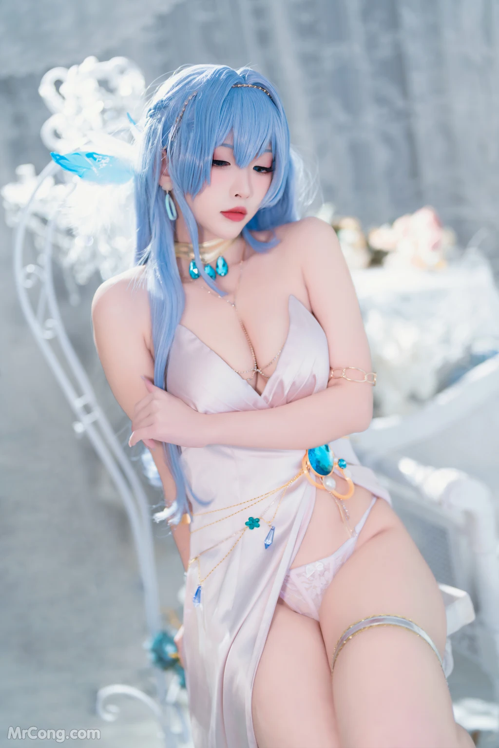 Coser@宮本桜: Nikke胜利女神 海伦娜礼服 (19 photos)