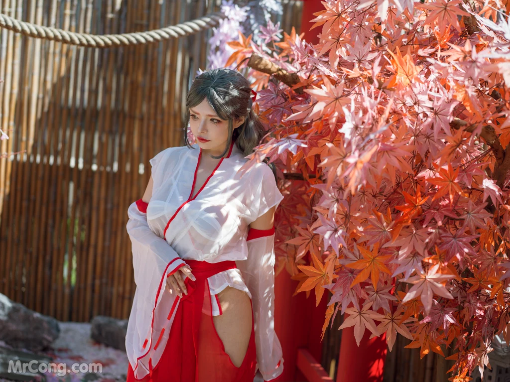Coser@Xia Xiao Qiu Qiu Qiu (夏小秋秋秋): 汤池巫女 (53 photos )