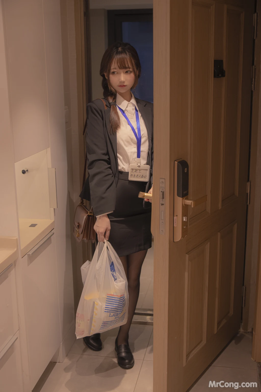 Coser@NAGISA魔物喵: 醉酒的办公室女郎 (105 photos )