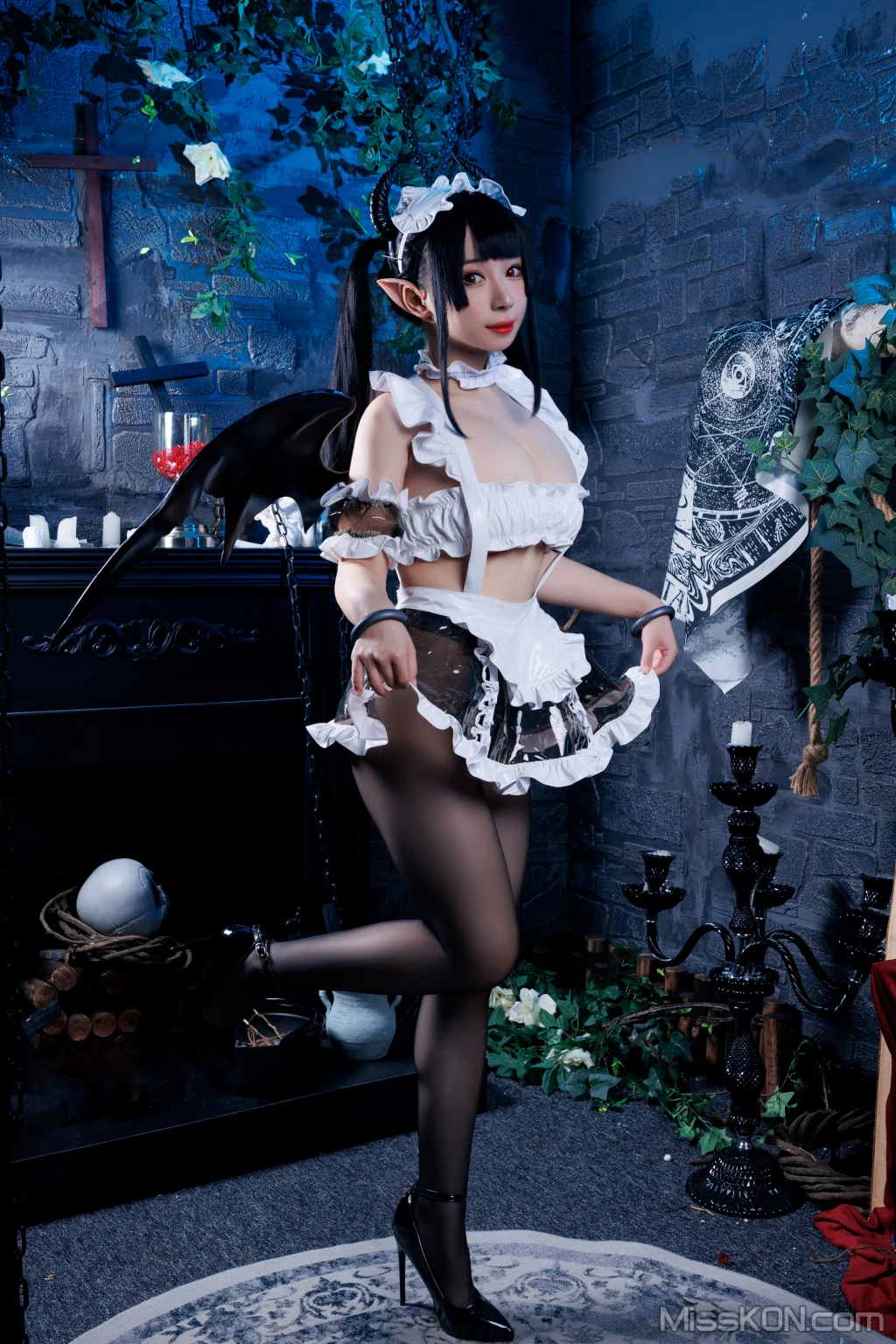 Coser@胡桃猫Kurumineko: 女仆吸血姬 (100 photos) 
