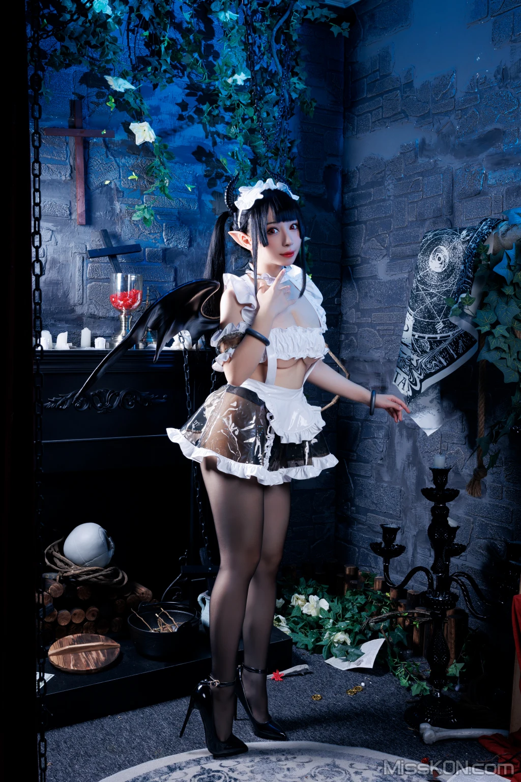 Coser@胡桃猫Kurumineko: 女仆吸血姬 (100 photos) 