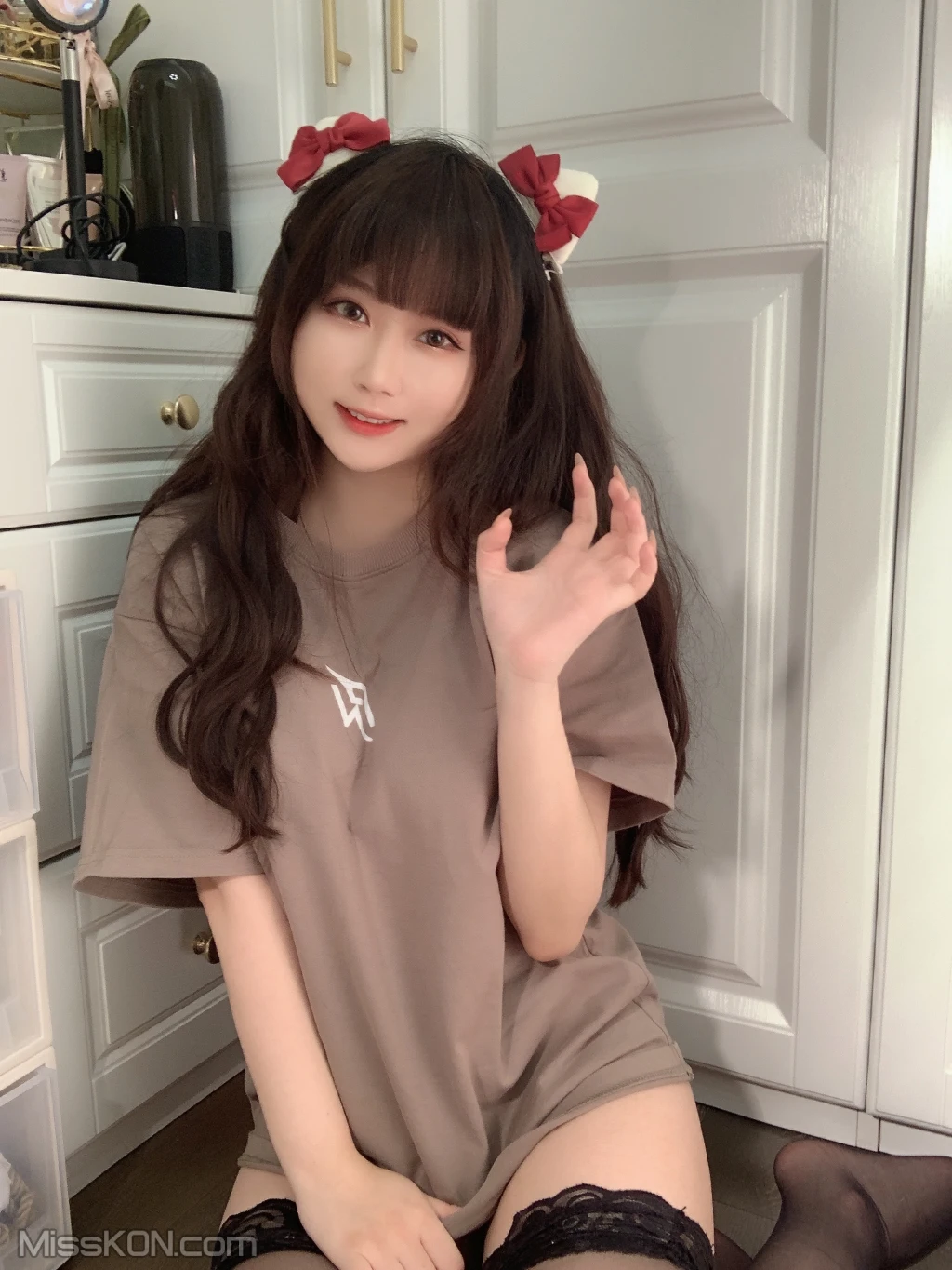 Coser@蜜桃少女是依酱呀: T恤底下 (31 photos ) 