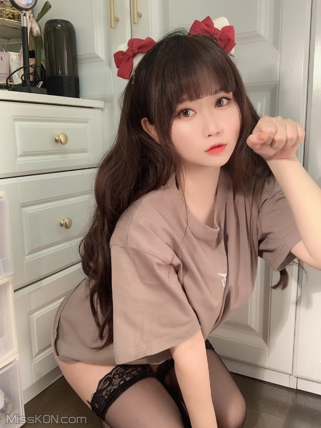 Coser@蜜桃少女是依酱呀: T恤底下 (31 photos ) 