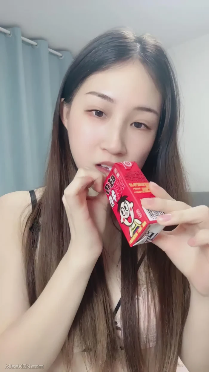 小灰灰呐: 素颜女神在校大学生 雪白玉体 (31 photos + 4 videos)