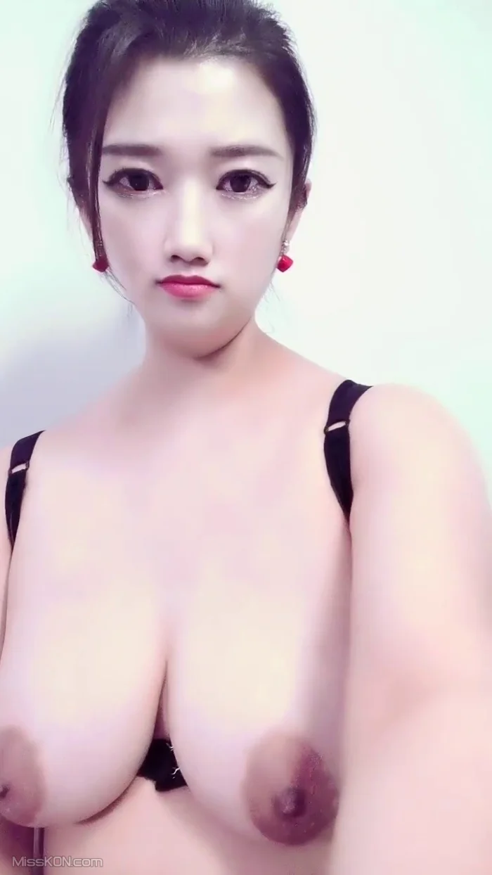 诗诗很大的: 新人巨乳美少女下海 (33 photos + 3 videos)