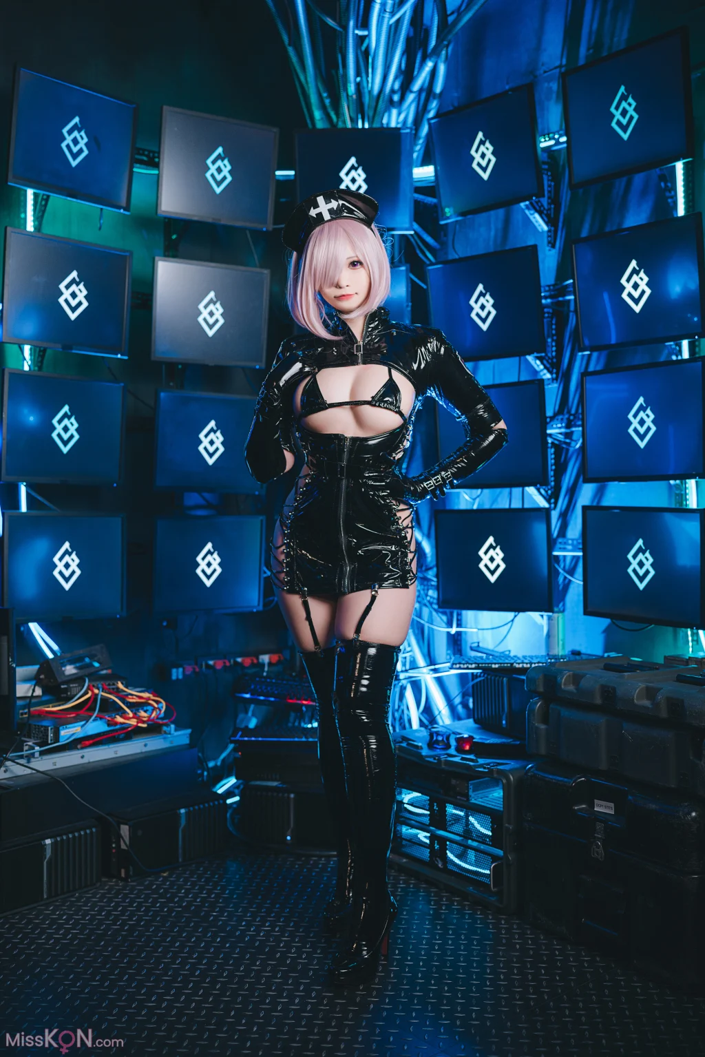 Coser@小空sora: 甘雨暗黑护士 (19 photos)