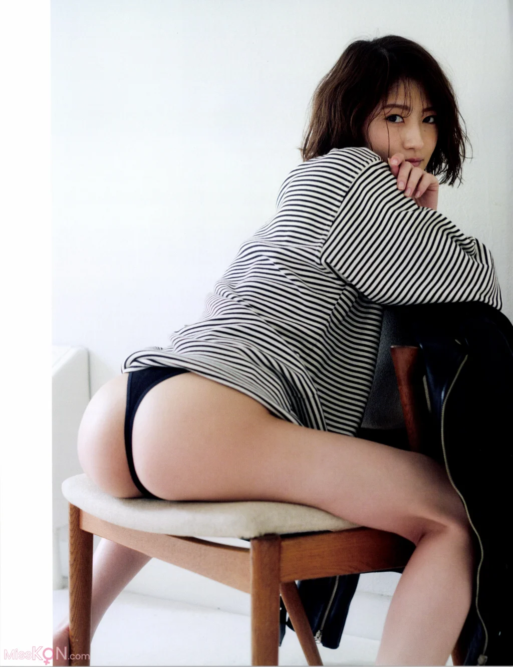 [JP] Yumi Wakatsuki (若月佑美): 写真集 アンド チョコレート (132 photos)