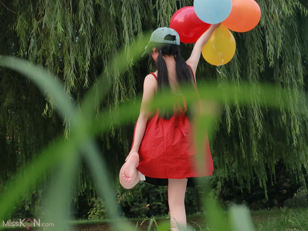 小羊蛋卷: 红色小吊带+红色中华娘 (20 photos)