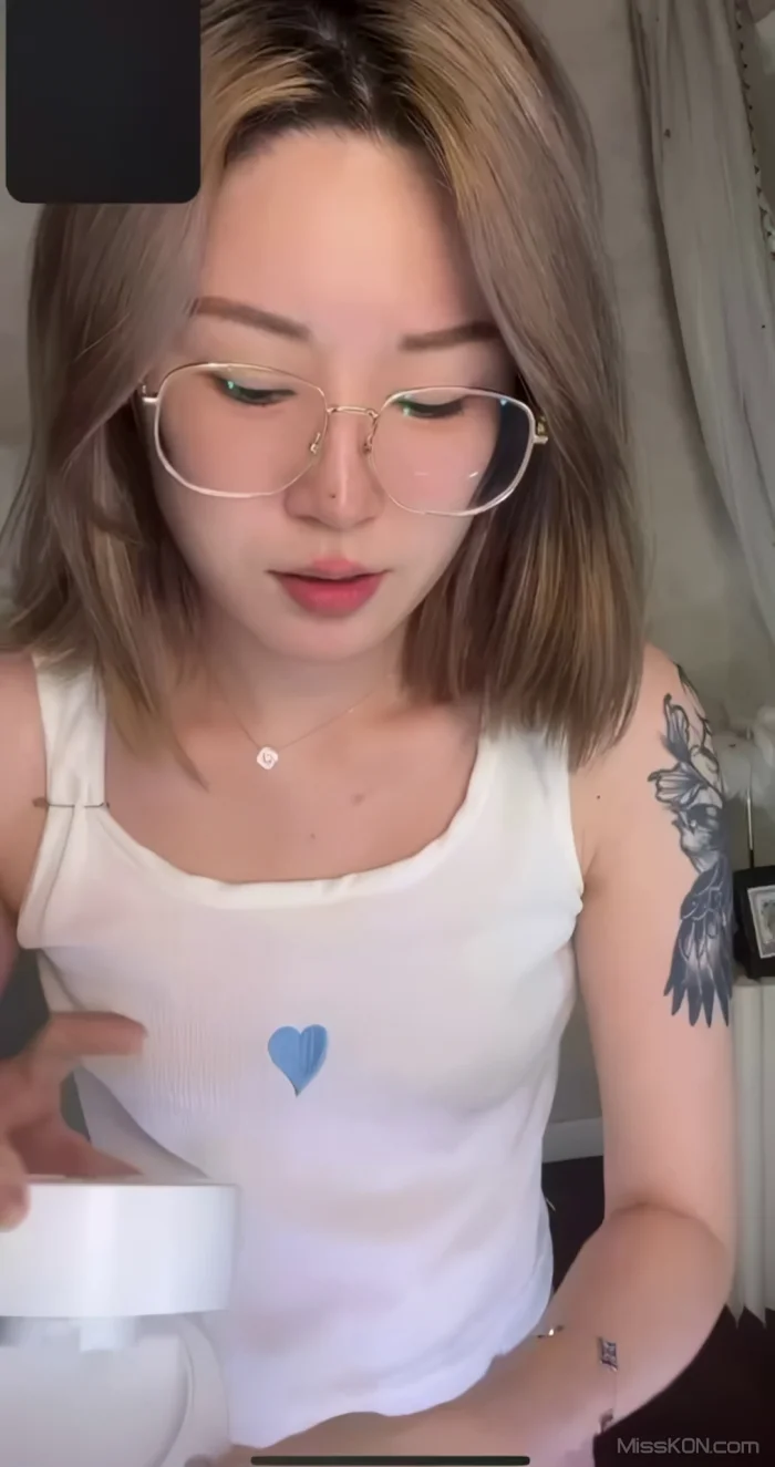溺水小花: 土豪1v1 付费定制 会议室自慰裸舞 (30 photos + 5 videos)