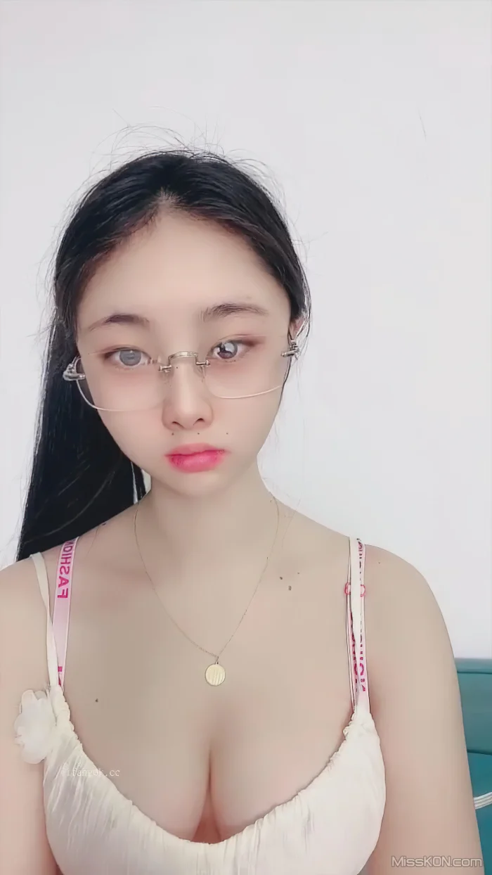 秦瑶: 皮肤很白的学生妹大秀 这种的才是极品 (27 photos + 5 videos)
