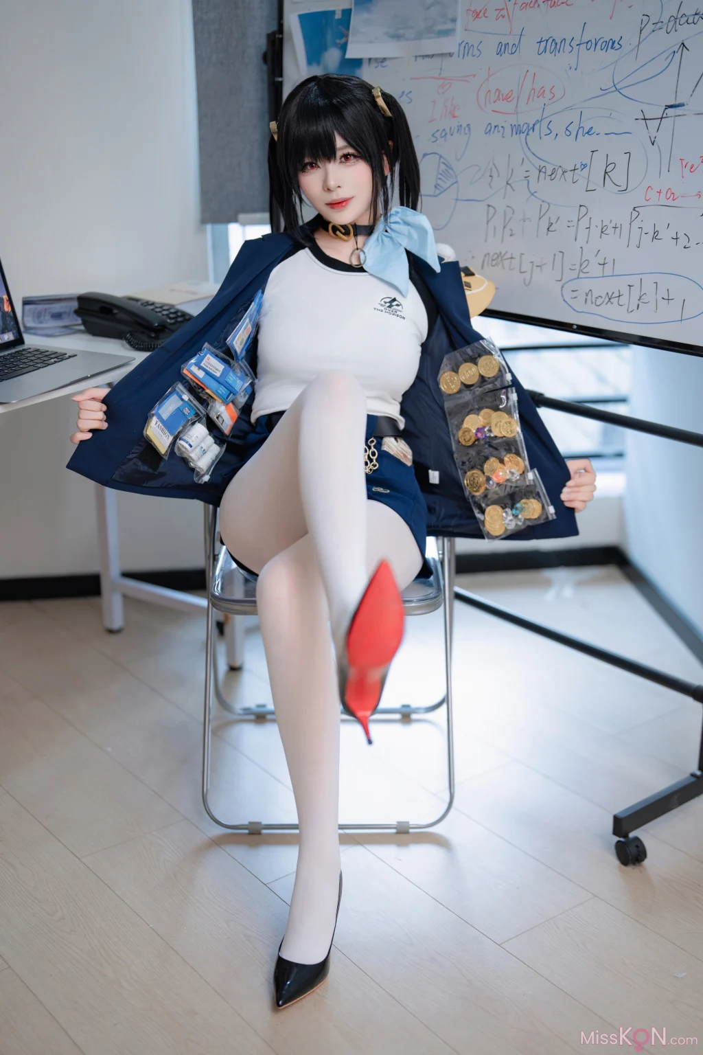 Coser@轩萧学姐: Nikke胜利女神 索拉 (50 photos)