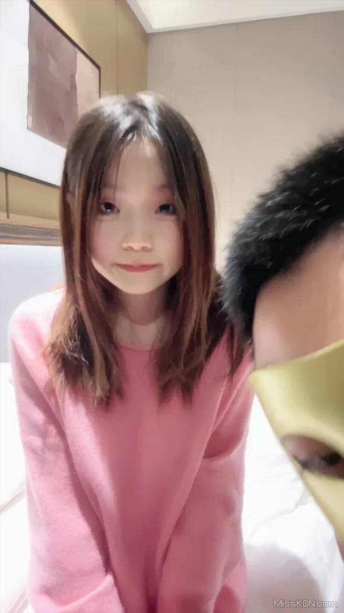 邻家清纯嫩妹: 白嫩女主播美乳粉穴情趣黑丝 #01 (40 photos + 4 videos)