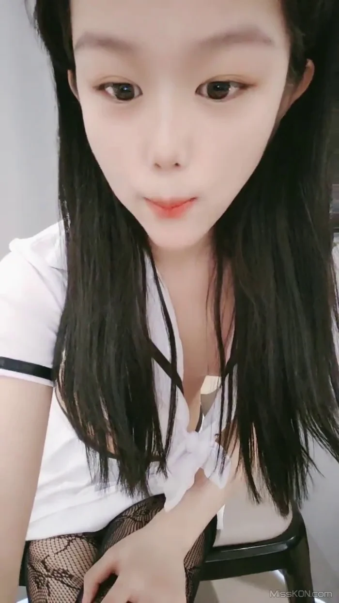 抱抱婷婷: 半糖萝莉主播与闺蜜互动录播 (27 photos + 3 videos)