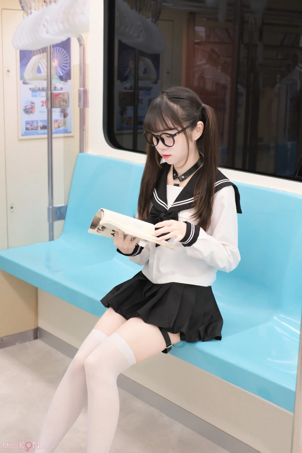 Coser@可可小白兔: 電車上の女高中生 (70 photos)