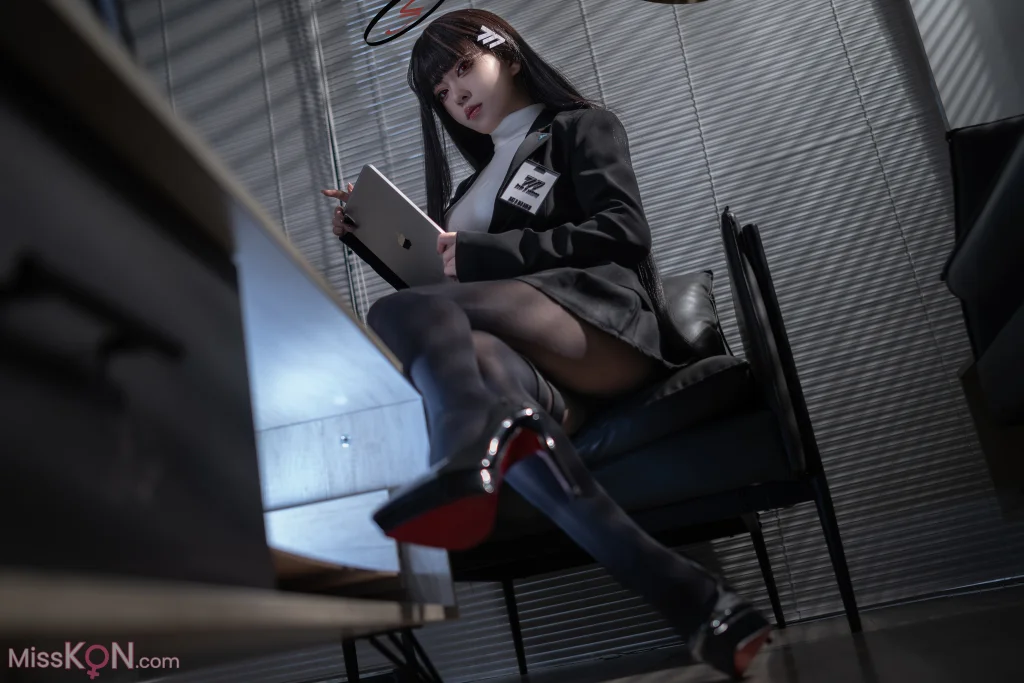 Coser@矢量鱼: 蔚蓝档案 调月莉音 黑丝OL (36 photos)