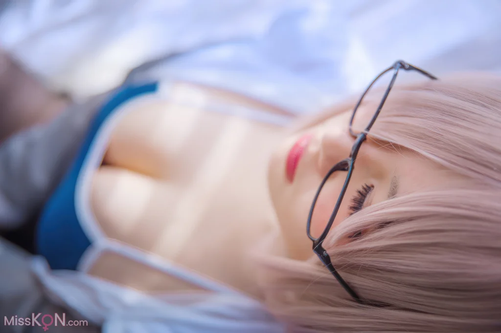 Coser@阿半今天很开心: 玛修同人体操服 (20 photos)