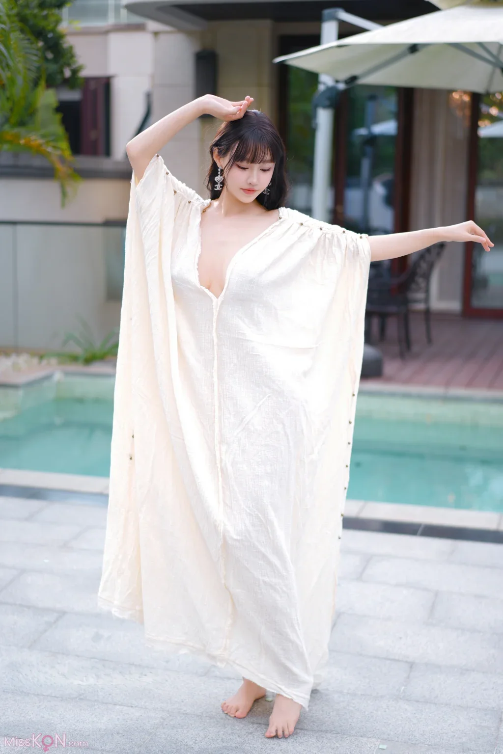[内购无水印] Zhu Ke Er (朱可儿): 秀人网模特 三亚泳池白袍 (91 photos)