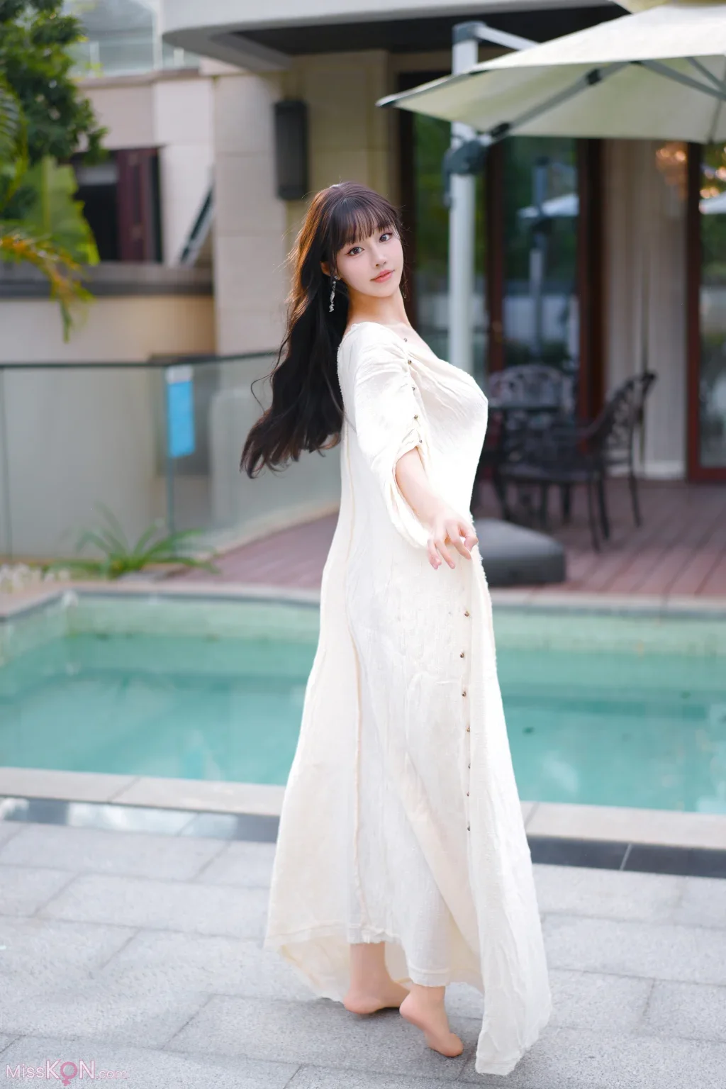 [内购无水印] Zhu Ke Er (朱可儿): 秀人网模特 三亚泳池白袍 (91 photos)