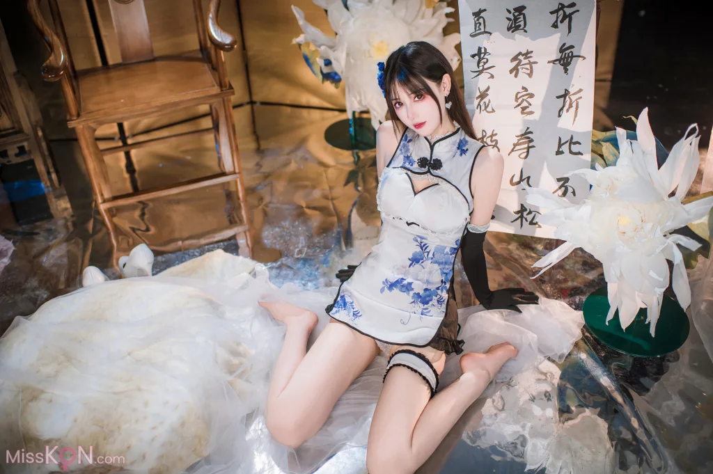 Coser@羽生三未: 艳娘幻梦谭 瓶儿 青花瓷旗袍 (25 photos)