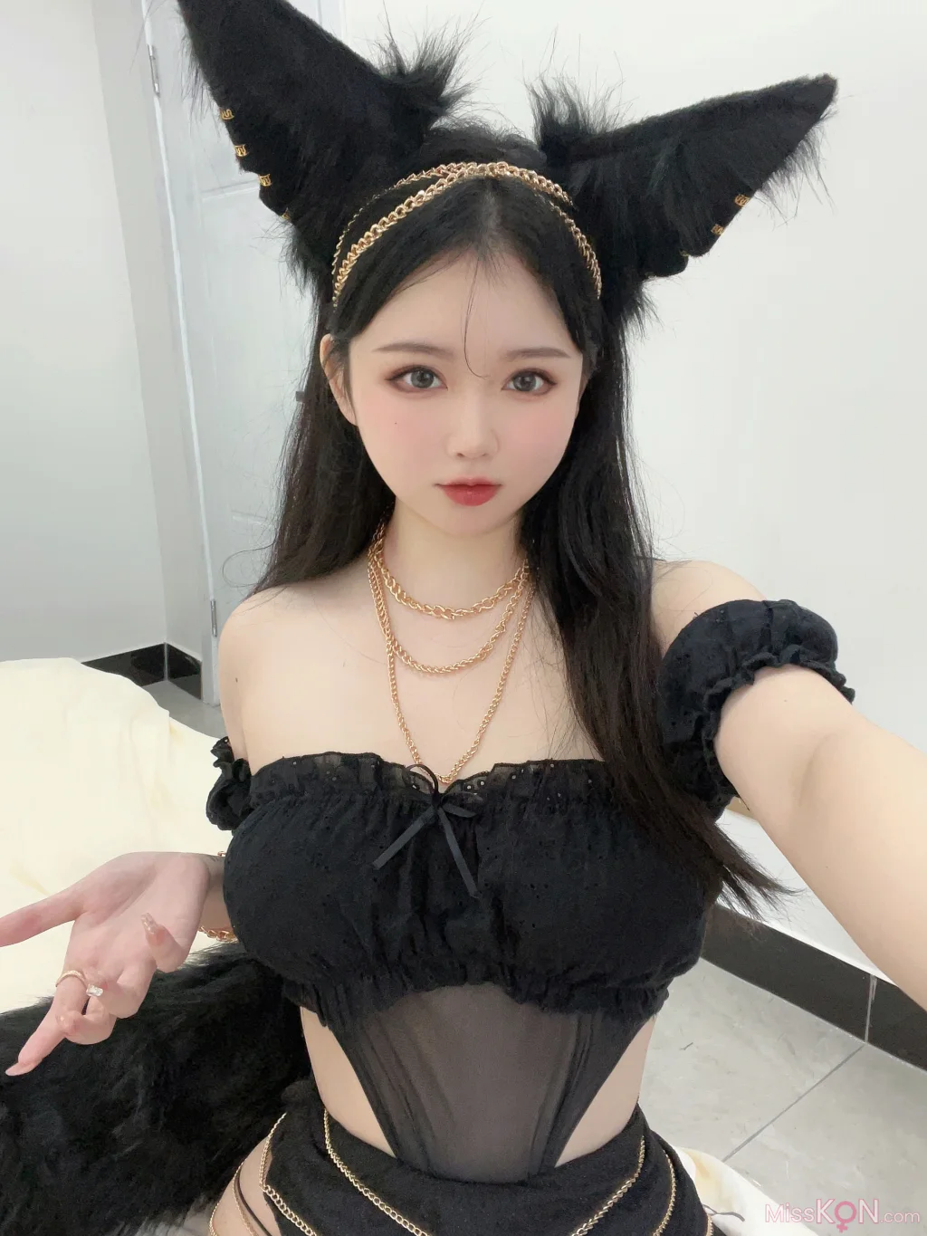 Coser@蜜桃少女是依酱呀: 黑狼 (34 photos + 2 videos)