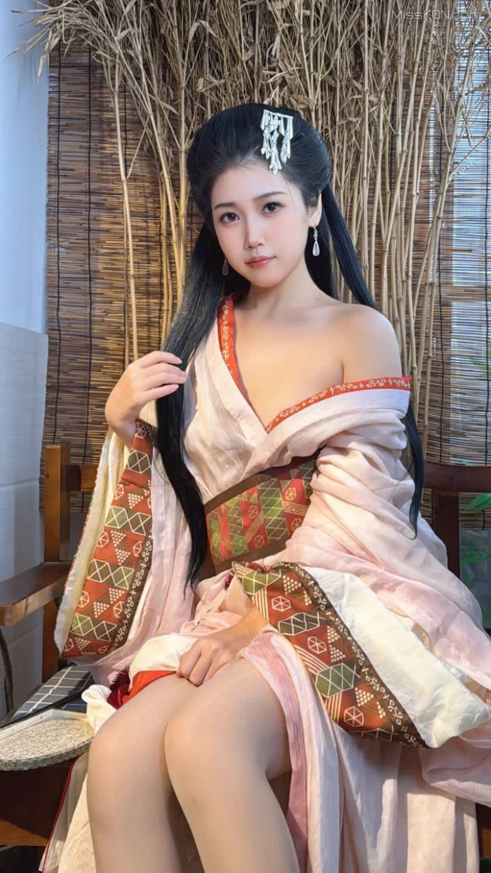 [OtherXXX] 呆猫猫m: B站丝足御姐女神 反差汉服古风coser舰长福利 (129 photos + 2 videos)