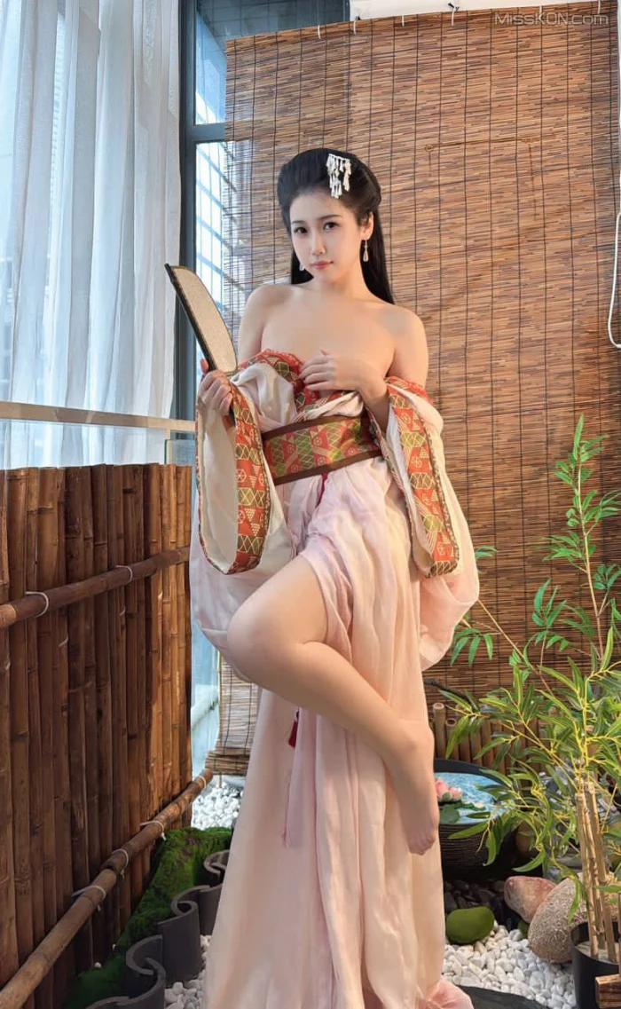 [OtherXXX] 呆猫猫m: B站丝足御姐女神 反差汉服古风coser舰长福利 (129 photos + 2 videos)