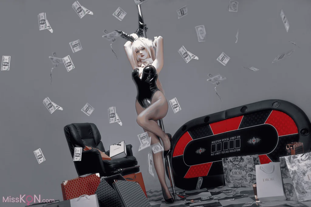 Coser@十悲伤小木十: 露菲 奢侈兔 (40 photos)