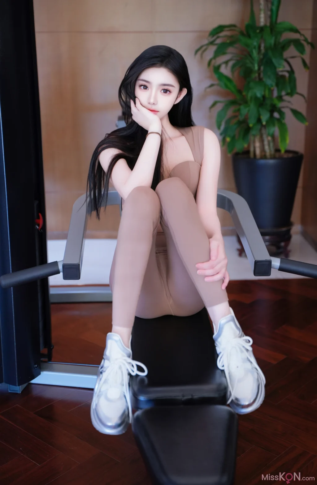 [内购无水印] 龙雪儿: 健身房 (76 photos)