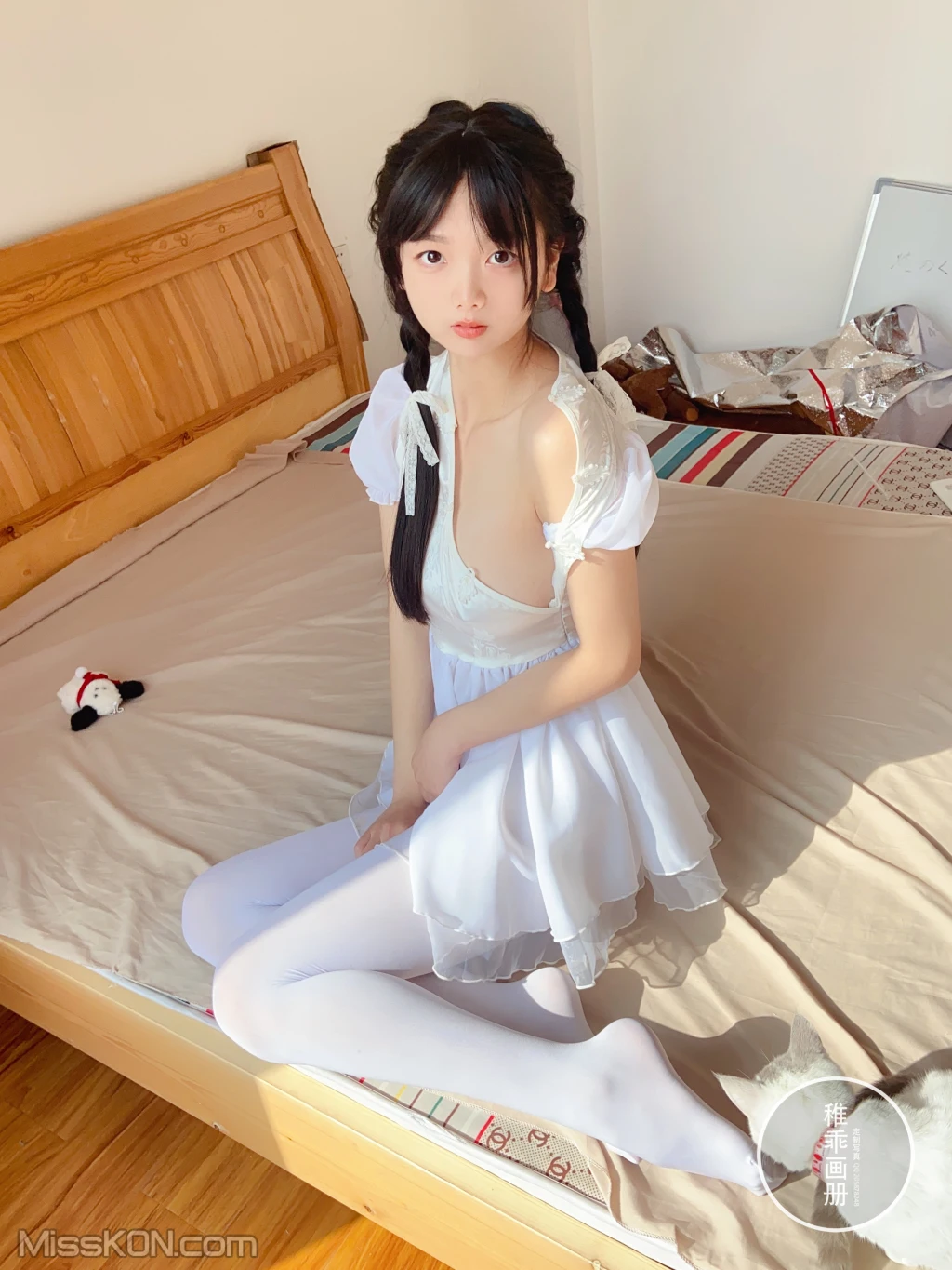 Coser@稚乖画册: 夜夜 嬉戏 80d白丝 (74 photos ) 