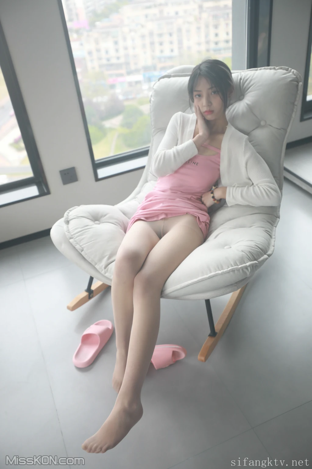 雪儿 – R18 定制私拍 无内肉丝 (70 photos) 