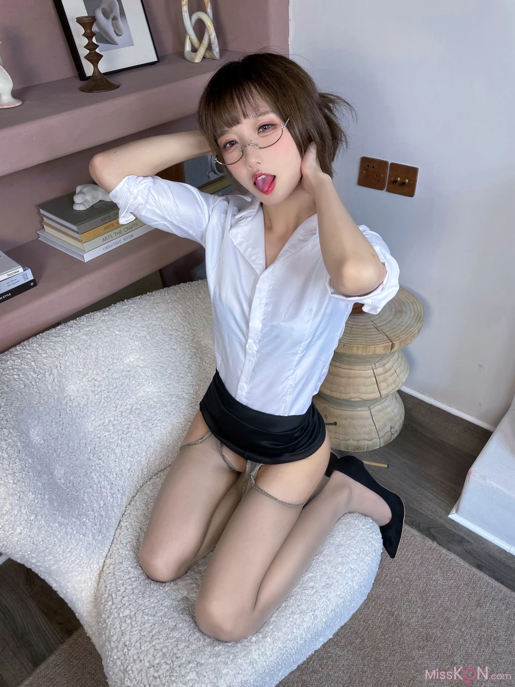 Coser@阿包也是兔娘: 加冕图 灰丝OL (22 photos) 
