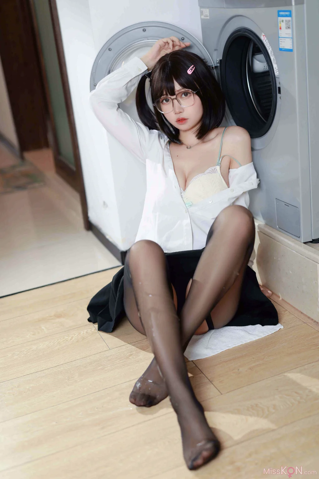 Coser@洛桑w伊梓: 眼镜妹妹 (32 photos) 