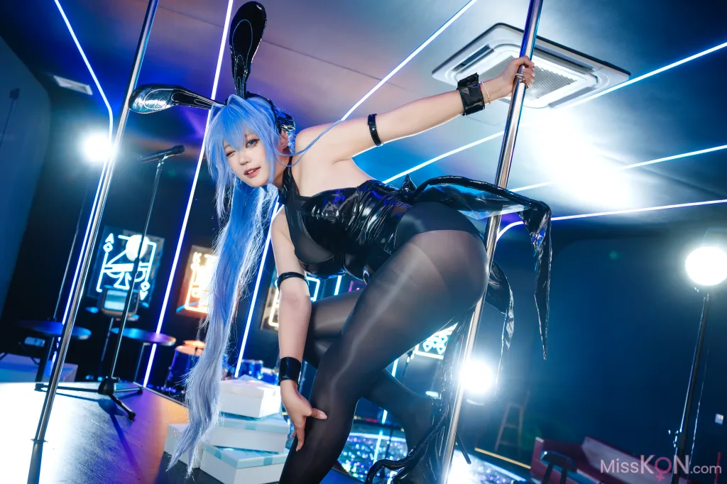 Coser@小完能干脆面qvq: 花园 黑丝兔女郎 (30 photos) 