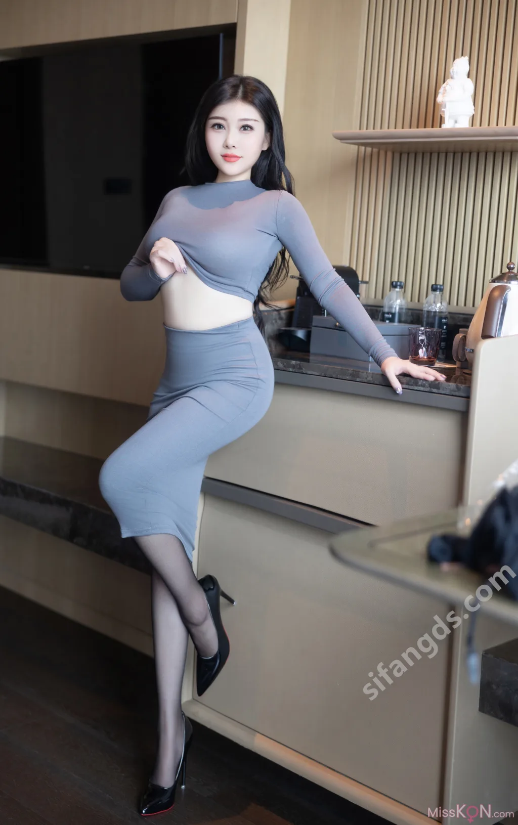 [XR Uncensored] 白洁Bessie: R18 秀人网模特 哺乳期黑丝紧身裙 (83 photos ) 