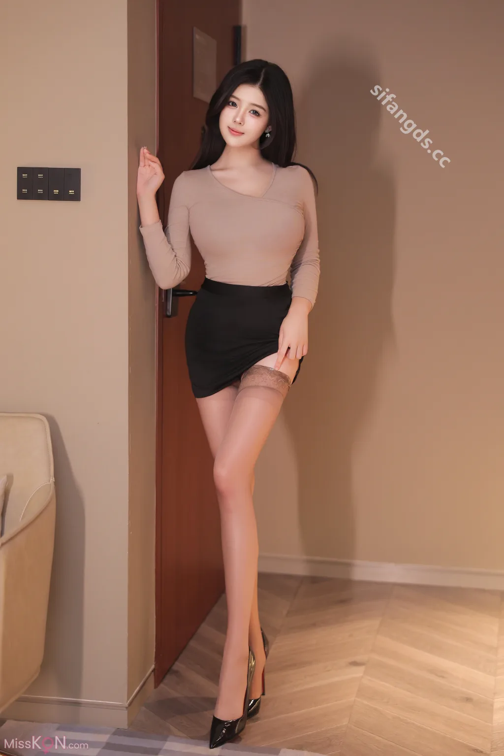 [XR Uncensored] 袁圆: R18 秀人网模特 情迷短裙肉丝 (80 photos ) 
