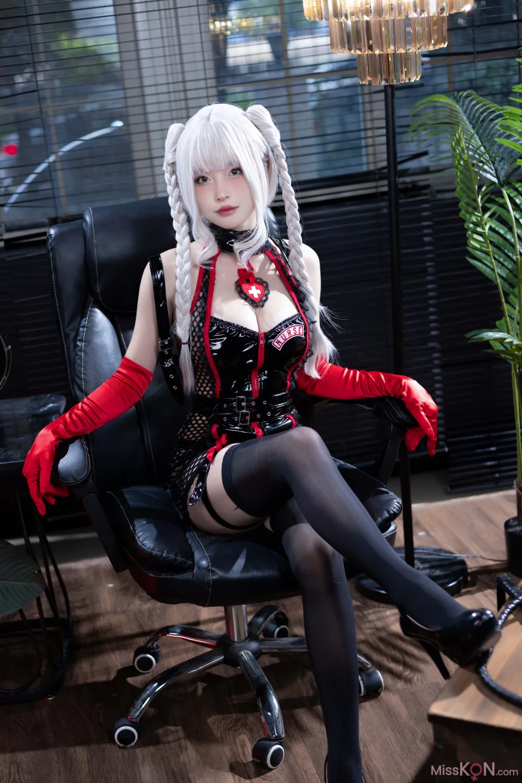 Coser@清水由乃: 白发护士 (57 photos ) 